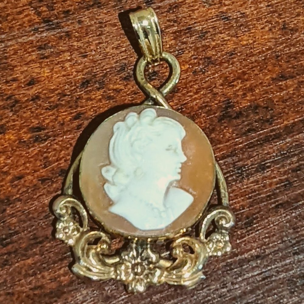 Vintage Van Dell hand-carved Cameo pendant